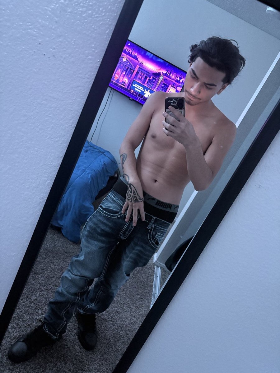 h55dtrxphy's tweet photo. where da baddies at 😩📲#fyp #latino #ie #tatted https://t.co/RY86H1CRAP