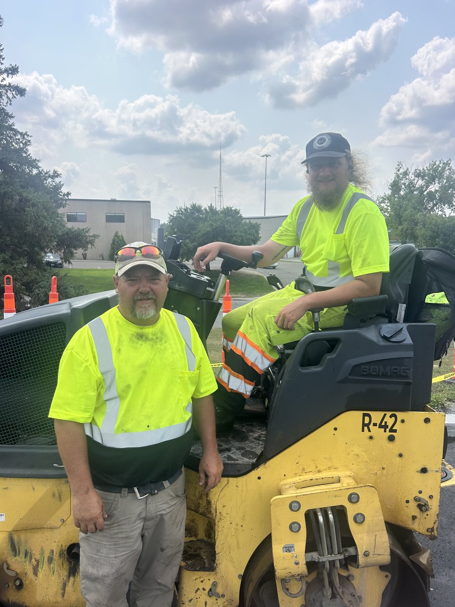 49Local's tweet photo. Members Ben Garbers, Joe Novak, Derek Combs, Devon Toberman, Lee Kummrow and Tyler O’Fallon working for ACI, paving a parking lot in Minneapolis. #heavyequipment #pavinglife #operatingengineers https://t.co/cJOte16iT9