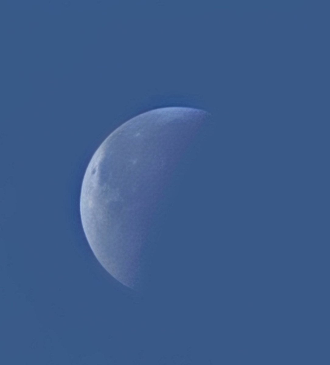 t1cfha's tweet photo. おはようございます‼️久しぶりの晴れ☀️東に朝日‼️南西には月🌓😊😊同時に観れます‼️ https://t.co/2Bzc4nALdY