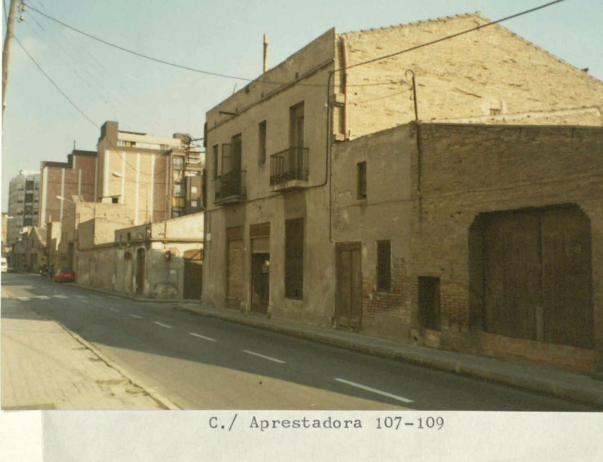ireneuc's tweet photo. Tot i que el c/Aprestadora està dedicat a la fàbrica de blanqueig de robes que hi havia des del 1853, el carrer és la continuació de la Ctra. de la Barca (avui del Mig) que connectava el poble de Sants amb el del Prat travessant el riu Llobregat amb la barca existent. #HistoriaLH https://t.co/6M2FOiVJ0C