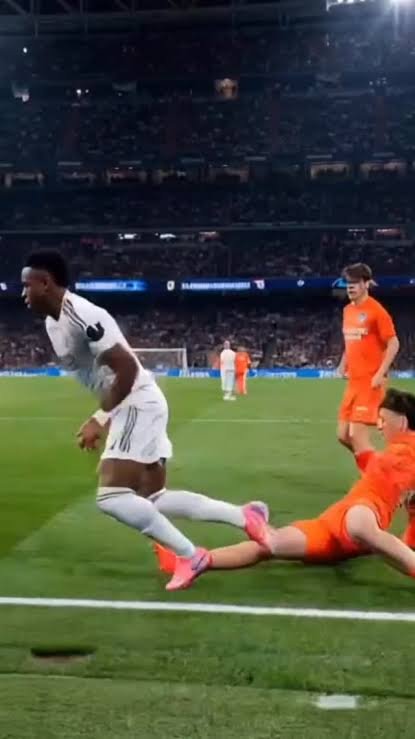 Barkadex's tweet photo. @JijantesFC Vini cada partido siendo "mas listo" buscando fingir el penal y claro sabe que amarilla no recibirá por piscinazos pero hey!!! La liga Negreira https://t.co/7pT6JeSRbq