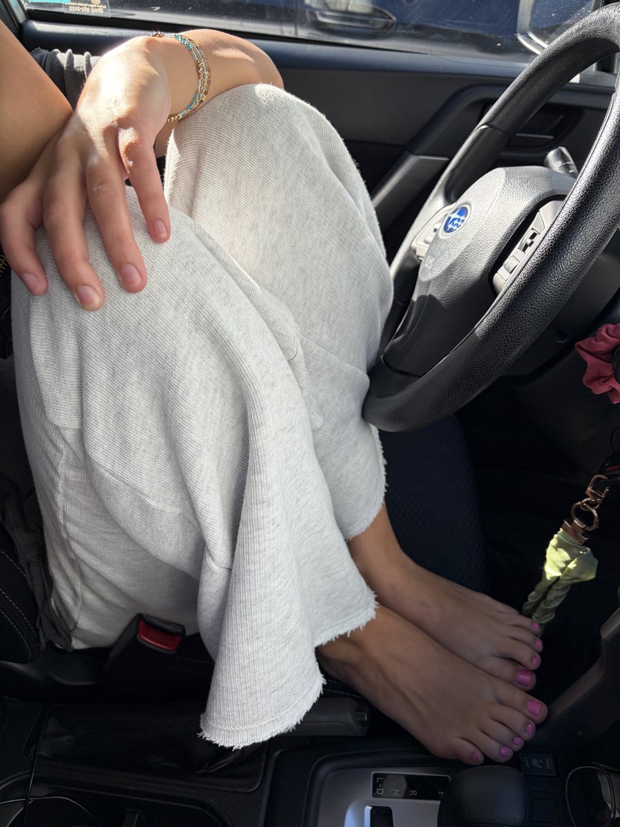 SoleBuni's tweet photo. Car toes 👀

#feet #toes #soles #footworship #findom https://t.co/6fDbvLo9Ol