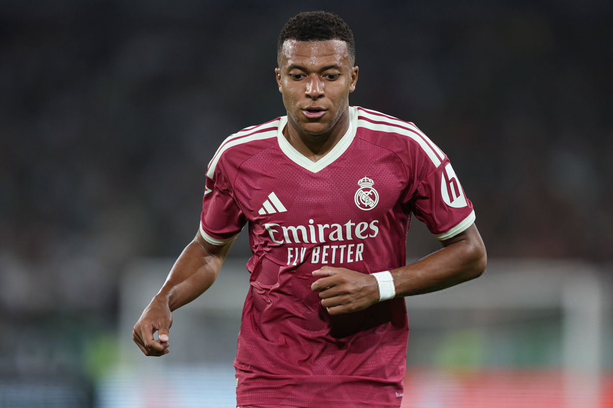 ActuFoot_'s tweet photo. Le match TRÈS COMPLIQUÉ de Kylian Mbappé 🇫🇷 ce soir sur la pelouse du Betis :

❌ 1 pénalty raté 
❌ 4 grosses occasions ratées
❌ 18 pertes de balle
❌ 8 duels sur 13 perdus https://t.co/opHS1v62mo