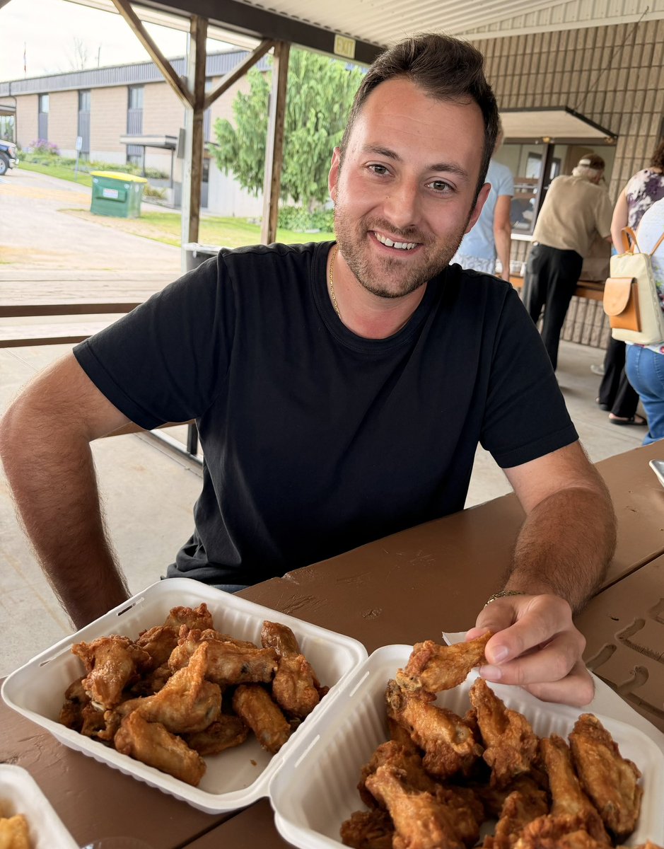 Steven_Travale's tweet photo. Kicking off Labour Day weekend at the Elmwood Community Service Association wing night. Great company and a delicious meal is a perfect way to spend a Friday evening. 

Mark your calendar for Oct 9 which will be the last of the season. If tonight was any indication it’ll be busy! https://t.co/TUOYkiGwMq