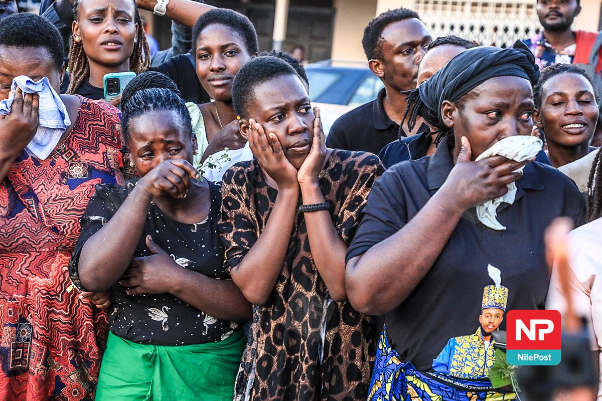 francis_isano's tweet photo. Emotional moments as the convoy carrying the casket of the late Omukama, Oyo Nyimba Kabamba Iguru Rukidi IV, arrives in Fort Portal, headed for Karuzika Royal Palace.

#NilePostNews #TooroMourns https://t.co/cM5s0T1FeF