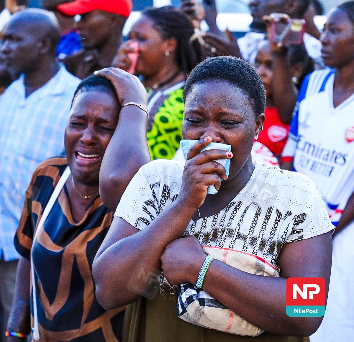francis_isano's tweet photo. Emotional moments as the convoy carrying the casket of the late Omukama, Oyo Nyimba Kabamba Iguru Rukidi IV, arrives in Fort Portal, headed for Karuzika Royal Palace.

#NilePostNews #TooroMourns https://t.co/cM5s0T1FeF