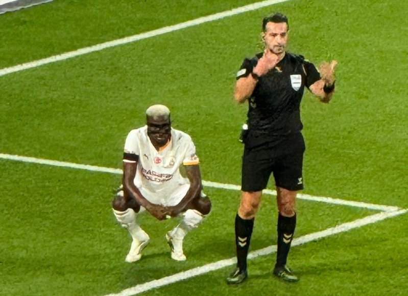 lemarcaspors_'s tweet photo. beIN Sports Muhabiri Nezih Akşener: "Osimhen'e sakatlığın ciddi mi diye sordum. 'Bilmiyorum' yanıtını verdi. Galatasaray Sağlık Heyeti ise kontrollerin ardından net bir şey söyleyeceklerini ifade etti." https://t.co/zrw63no1jm
