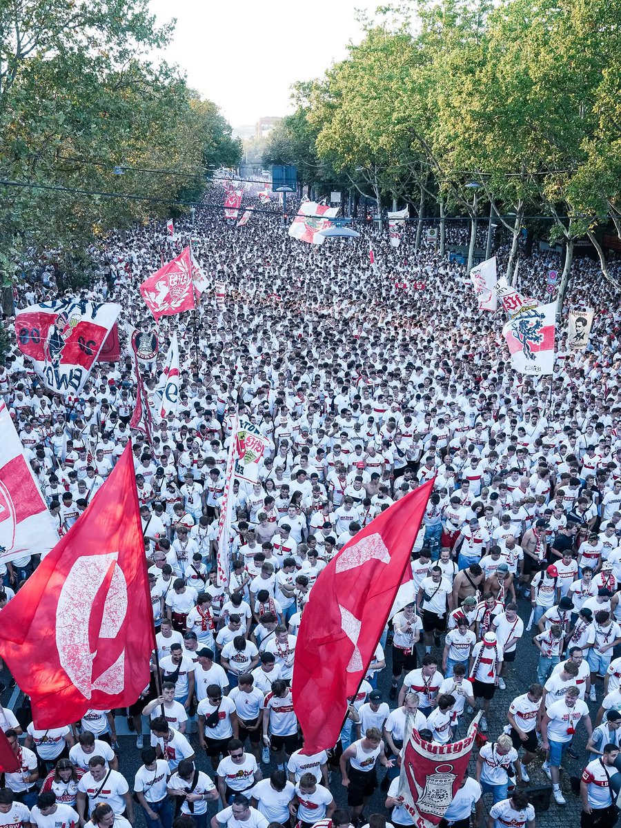 BUNDZONE's tweet photo. 📸صور من مسيرة جمهور شتوتغارت نحو الMHP اري��ا 🏟️ قبل مواجهة كولن في اول لقاء داخل الديار 🔥⚪

#VFBKOE https://t.co/6sWpO7B9i6
