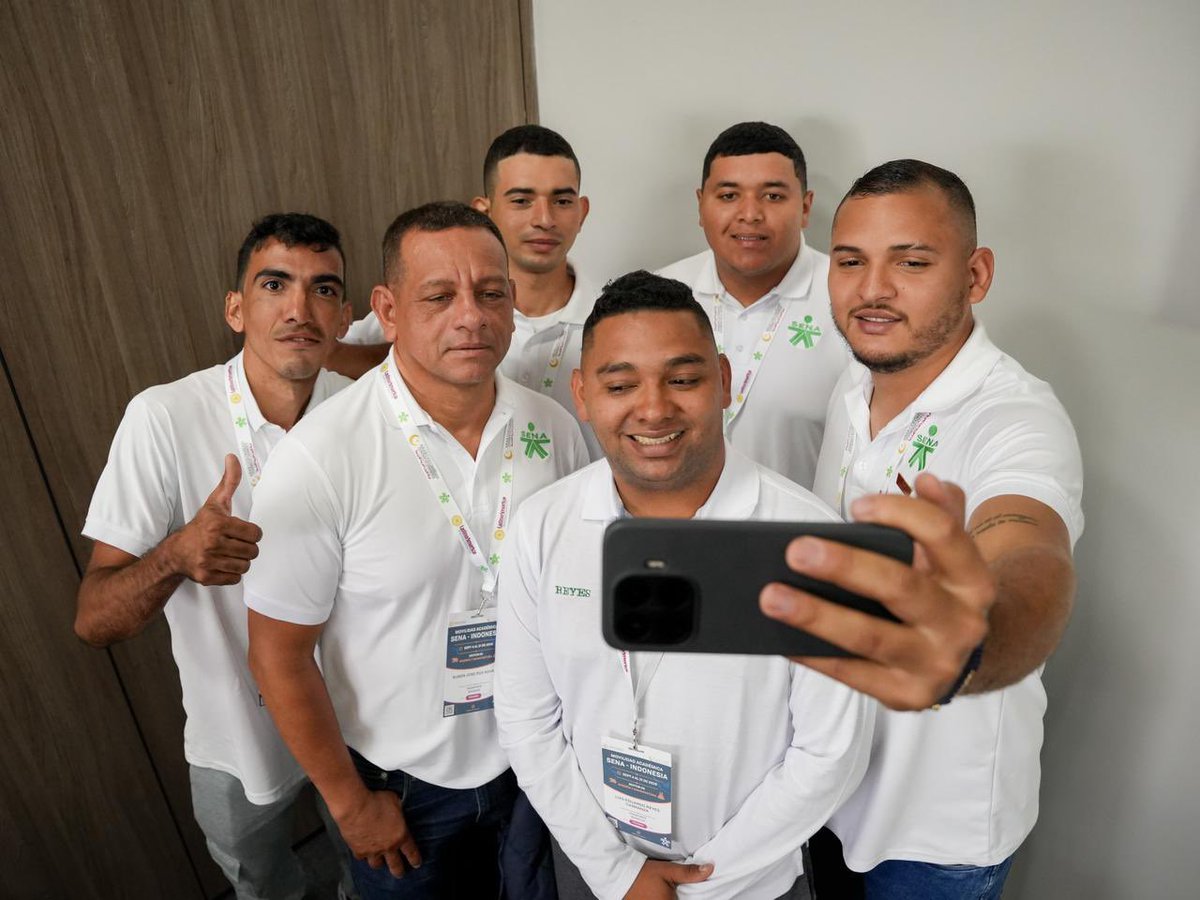 SENAComunica's tweet photo. ¡Rumbo a Indonesia! 🇮🇩

Una nueva experiencia internacional está por comenzar. Nuestros aprendices viajarán para fortalecer sus conocimientos en minería y manufactura, conocer nuevas experiencias y aprender de otras culturas.

Lo que aprendan allá, volverá a Colombia para seguir transformando sus territorios.

¡Buen viaje y a dejar el nombre del SENA en alto!
#SENAEnElMundo #AliadosSENA