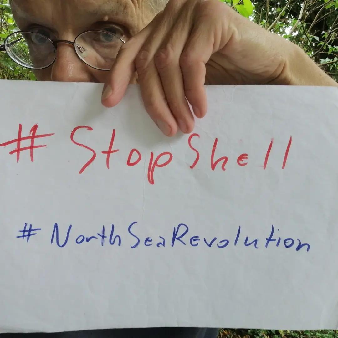 stamberg_e96884's tweet photo. Hi 
@KaoHua3 , 
I stand with you to #StopShell!
I nominate every person under this tweet.

It's URGENT: 
@shell
plans to leave parts of old oil platform with 11,000 tonnes of oil and toxicwaste in the #NorthSea.  
@Greenpeace https://t.co/yjY77K3iqU