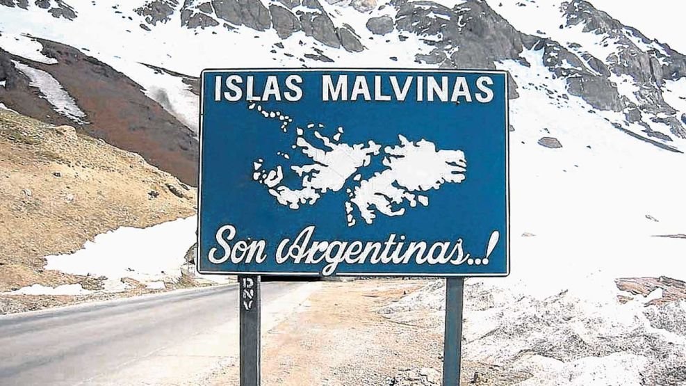 FEscrutinio's tweet photo. 🇦🇷🌎| UN REPASO A LA ARGENTINA DE MILEI

Anoche Javier Milei salió en cadena nacional hablando sobre la reivindicación territorial de las Islas Malvinas y anunciando medidas al respecto.

¿Por qué ahora? ¿Cuál es el trasfondo político? ¿Qué pasa en Argentina?

Va hilo🧵👇 https://t.co/FHPnB6Ml4p