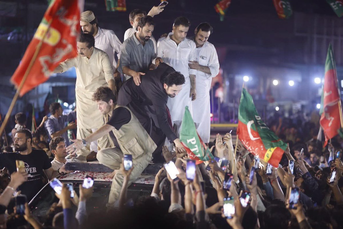 CCTV804's tweet photo. یہ صرف عمران خان کے چاہنے والوں  کو لوگ اتنی محبت دے رہے ہیں۔
 سوچیں جب عمران خان خود عوام میں آجائیں گے تو لوگ کتنے خوش ہوں گے https://t.co/IKMRwe1c7w