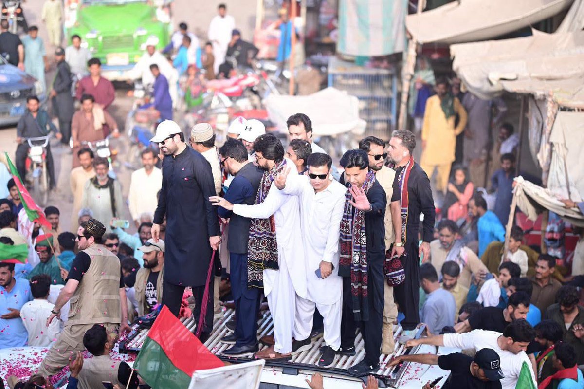 CCTV804's tweet photo. یہ صرف عمران خان کے چاہنے والوں  کو لوگ اتنی محبت دے رہے ہیں۔
 سوچیں جب عمران خان خود عوام میں آجائیں گے تو لوگ کتنے خوش ہوں گے https://t.co/IKMRwe1c7w