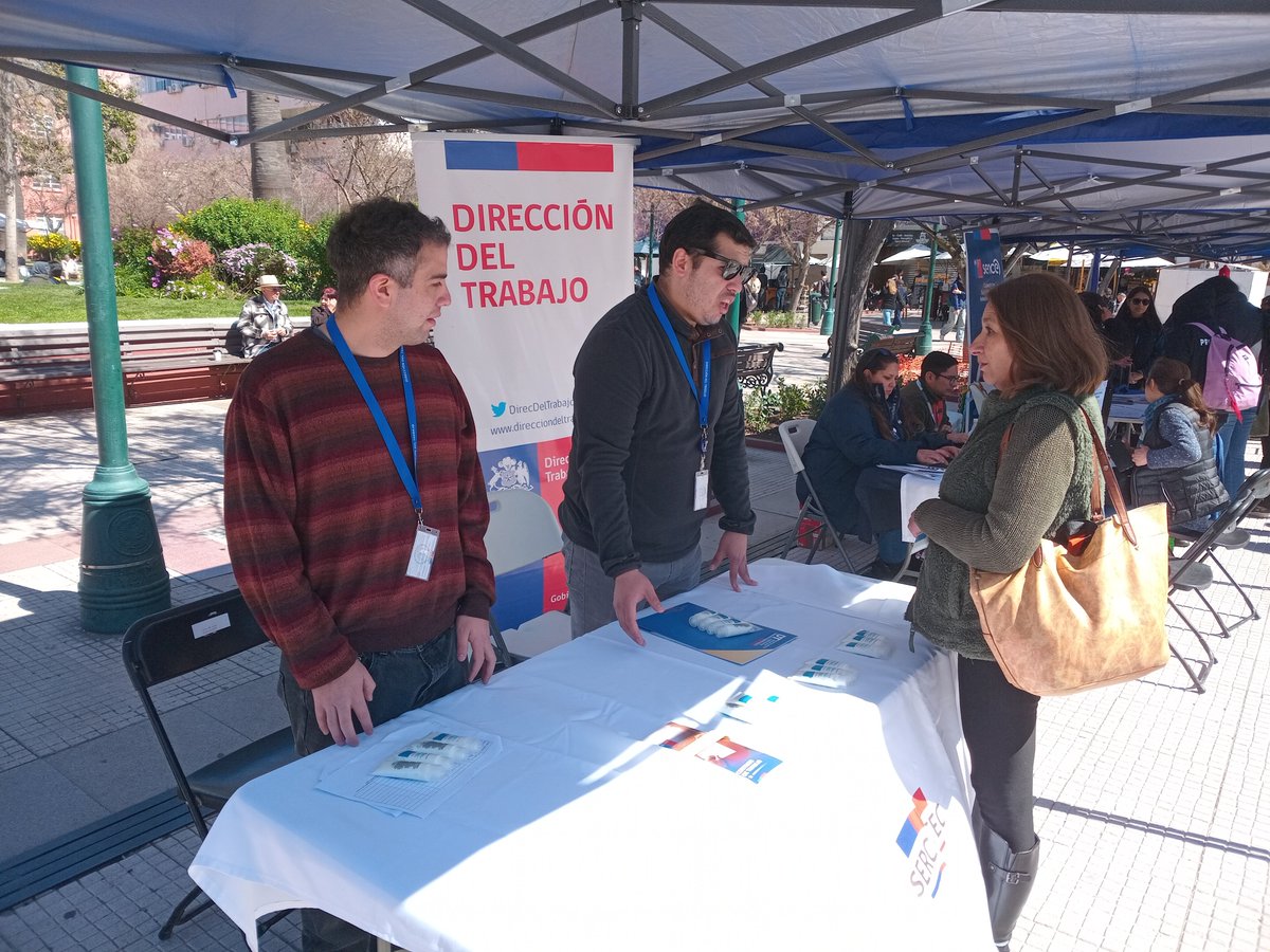 drtohiggins's tweet photo. En Plaza de Los Héroes de #Rancagua, @drtohiggins participa en "Feria Mujeres Emprendedoras" organizado por @DPROhiggins Susana Pinto, difundiendo a nuestros usuarios sus #DerechosLaborales, junto a Seremi del  @TrabajoOHiggins Carmen Manriquez https://t.co/kDllzwt48K