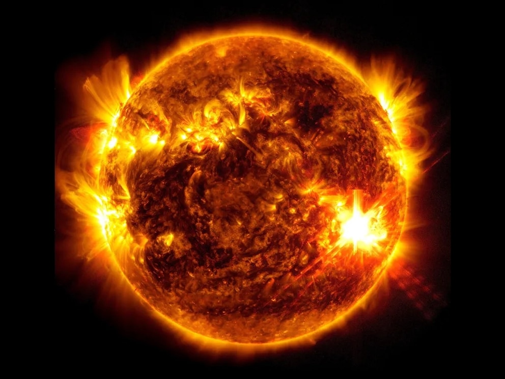 EmbryRiddle's tweet photo. Embry-Riddle’s Dr. Katariina Nykyri measured the massive atmospheric waves created by an extreme solar storm, advancing key space weather research. 

Read the full study: https://t.co/jx13oPHLvn 

Photo: @NASA/SDO

#GoERAU https://t.co/fxfQWLfSf6