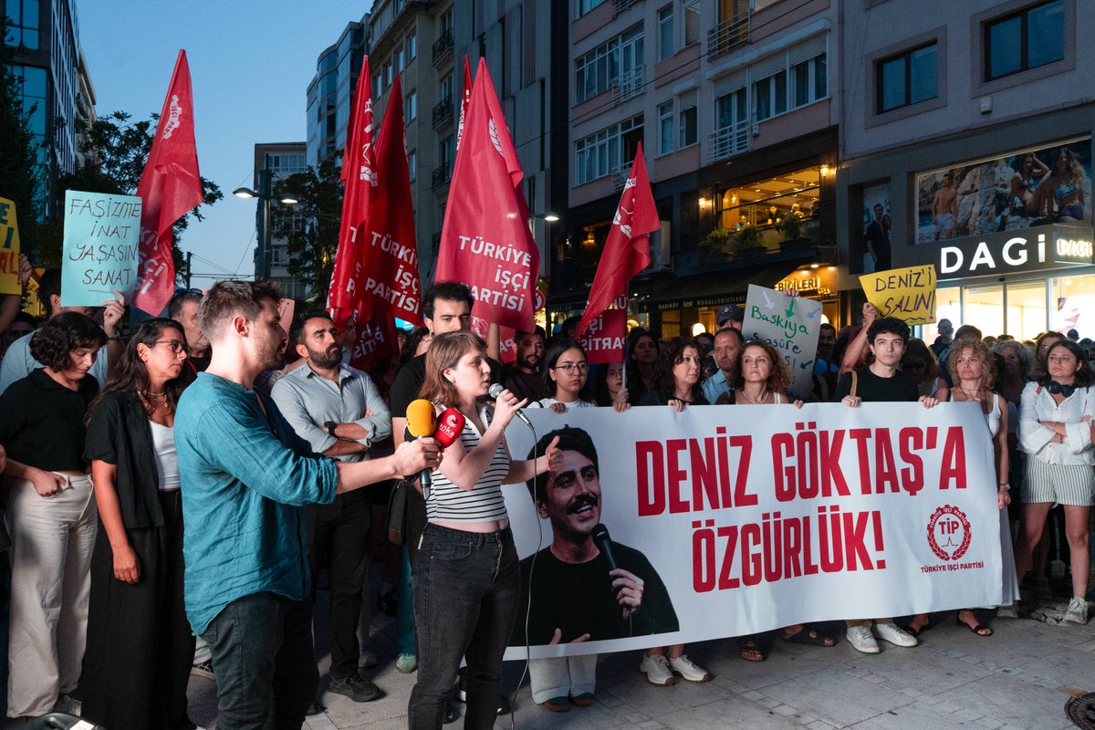 tipgenelmerkez's tweet photo. Aylardır uydurma gerekçelerle cezaevinde tutulan Komedyen Deniz Göktaş'ı susturmaya, onun üzerinden topluma göz dağı vermeye çalışan Saray'a karşı İstanbul'dan sesimizi yükselttik.

Sinmeyeceğiz, yılmayacağız: Deniz Göktaş'a özgürlük, memlekete özgürlük! https://t.co/X8ezYqsLIY