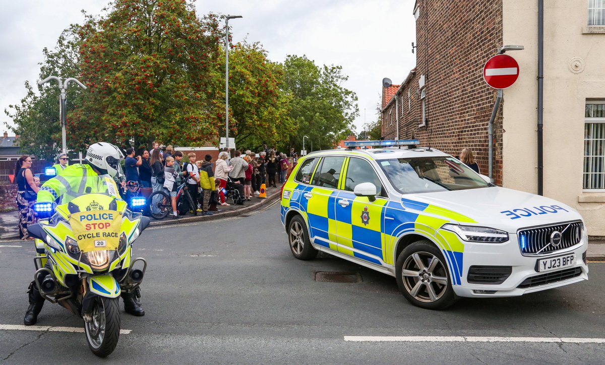 LazloUzala's tweet photo. West Yorkshire Police car passing through Hedon @TourofBritain @WestYorksPolice #cycling #tourofbritain #Hedon #EastYorkshire https://t.co/sc17cWk9HD