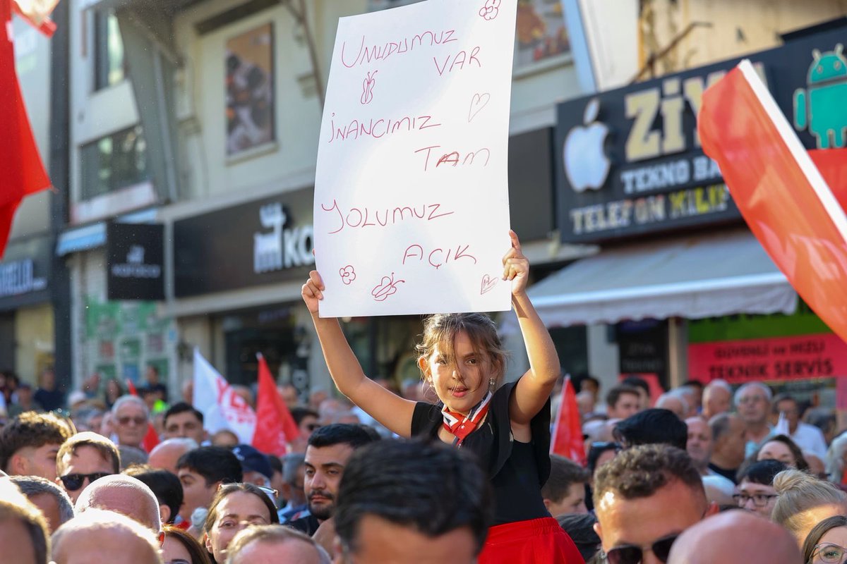 yenipartiyiz's tweet photo. Genel Başkanımız Özgür Özel, Tekirdağ’da Süleymanpaşa Hükümet Caddesi’nde vatandaşlarla birlikte yürüdü. Yürüyüşün sonunda partimize katılan belediye başkanlarımıza rozet takıp toplanan kalabalığa hitap etti. Konuşmasının ardından otobüs ile Tekirdağlıları selamladı. https://t.co/nxKOd3doV3
