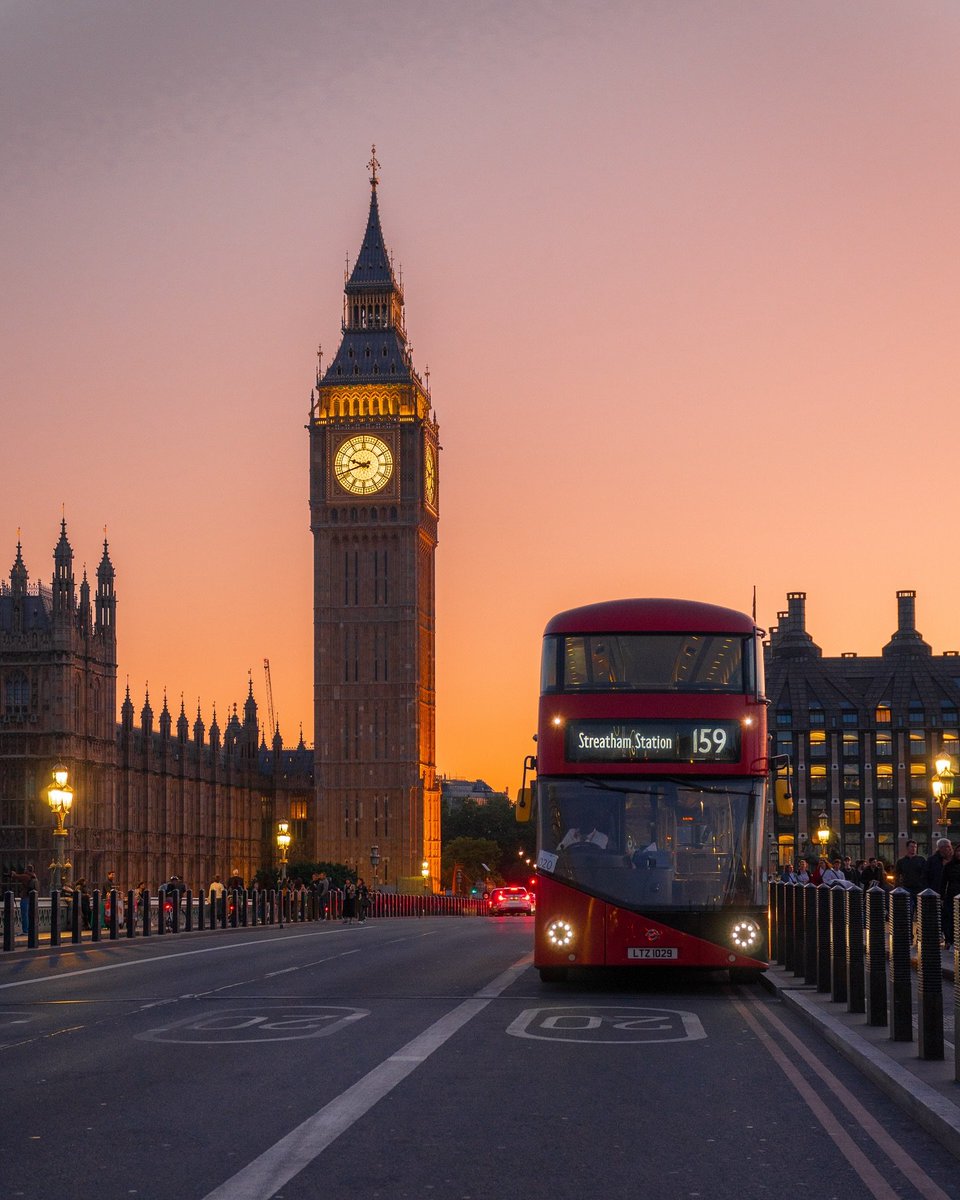 echoesofworld's tweet photo. London at night https://t.co/fwAJU2lDUh