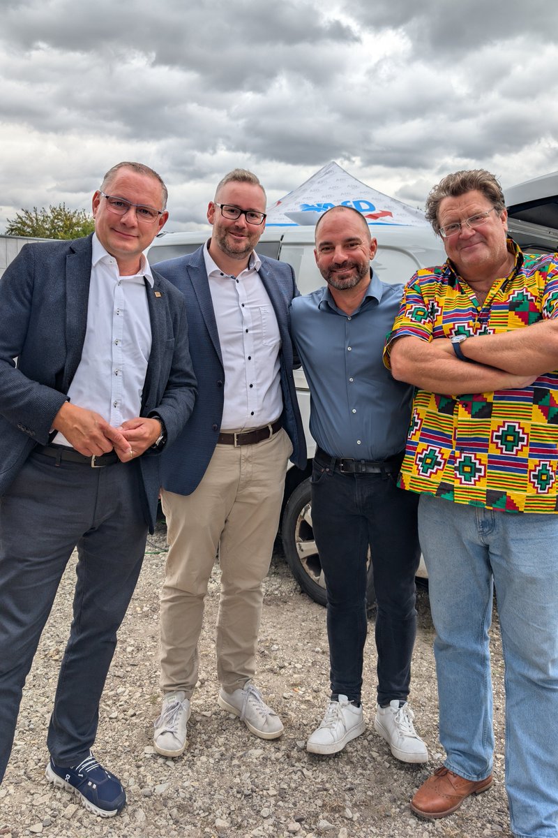 RonnyKumpf's tweet photo. Auf den letzten Metern im Wahlkampf sind auch unsere prominenten Zugpferde aus dem Bundestag vor Ort. Heute haben Tino Chrupalla, Sebastian Münzenmaier und Stephan Brandner unser Familienfest besucht und noch einmal mit uns zusammen die Botschaft der AfD an die Menschen gebracht. 💙

Morgen wird auch Alice Weidel persönlich in der Stadt sein. Außerdem wird Brandenburgs AfD-Fraktionschef Dennis Hohloch nach Magdeburg kommen. Die letzten Meter im Wahlkampf werden noch einmal die intensivsten!