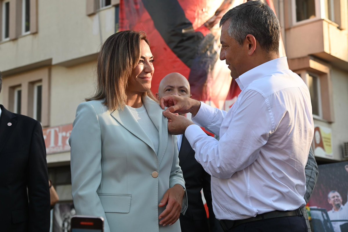 CandanYceer's tweet photo. “Güzel günler gelmez bize, biz güzel günlere yürümedikçe.” ❤️

Tekirdağımızda, Genel Başkanımız Sayın Özgür Özel ve milletimizin güçlü iradesiyle omuz omuzayız.

Gazi Mustafa Kemal Atatürk’ün açtığı yolda, Cumhuriyetimizin ışığında; demokrasiye, hukukun üstünlüğüne, özgürlüğe ve milletimizin iradesine sahip çıkarak güzel günlere hep birlikte yürüyoruz. 🇹🇷

Yolumuz açık olsun!
@eczozgurozel
