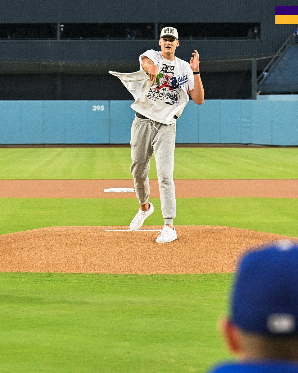 Lakers's tweet photo. Walker does it all! 

⚾️ x 🏀 https://t.co/stZrsPp83X