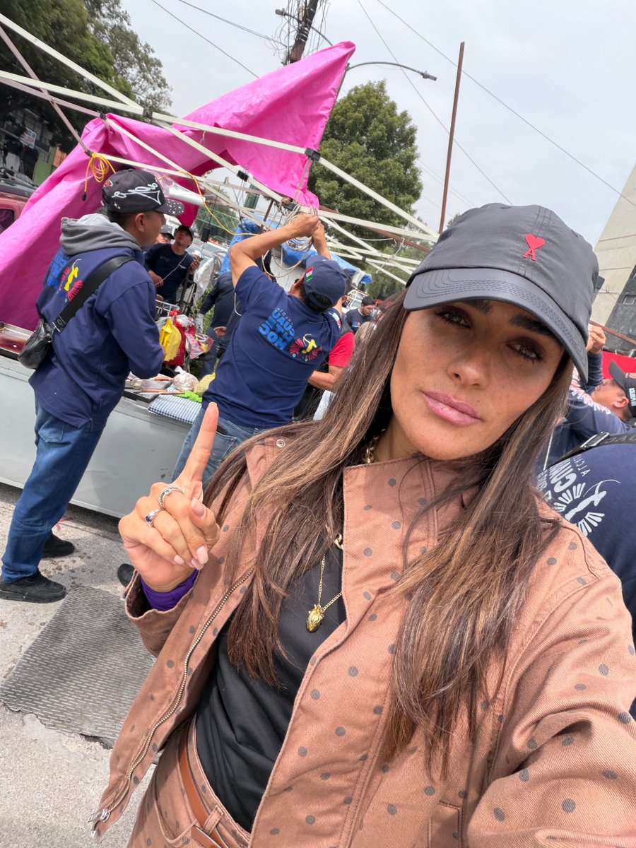 AlessandraRdlv's tweet photo. Las banquetas son para todas las vecinas y vecinos. Las calles no tienen dueño, no se rentan. https://t.co/bXFDLzIaj8