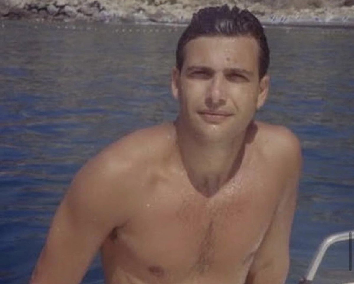 paoloborrometi's tweet photo. “Ho svolto il mio compito, ho fatto il mio dovere, vi abbraccio tutti, scusatemi”. 
Giuseppe Francese è una vittima di mafia, tanto quanto il padre. 
Aveva 12 anni e stava attendendo che il padre rientrasse da lavoro la sera del 26 gennaio 1979. All’improvviso sentì gli spari, che rimasero impressi per sempre nella sua memoria. Così come il corpo del padre che vide colpito a morte. 

Da quella sera raccolse tutte le forze e, con tenacia e testardaggine, mise insieme le prove, le informazioni, gli elementi per trovare i responsabili dell’omicidio del padre. 
Riuscì, dimostrando che la forza di volontà è tutto, a far condannare tutti i vertici della cupola mafiosa: da Riina a Bagarella fino a Provenzano. Il giorno dopo la sentenza di condanna, il 3 settembre di 24 anni fa, si uccise. 

Come Rita Atria, anche lui è una vittima di mafia. Giuseppe e Rita, due ragazzi eccezionali a cui possiamo solo dire grazie.