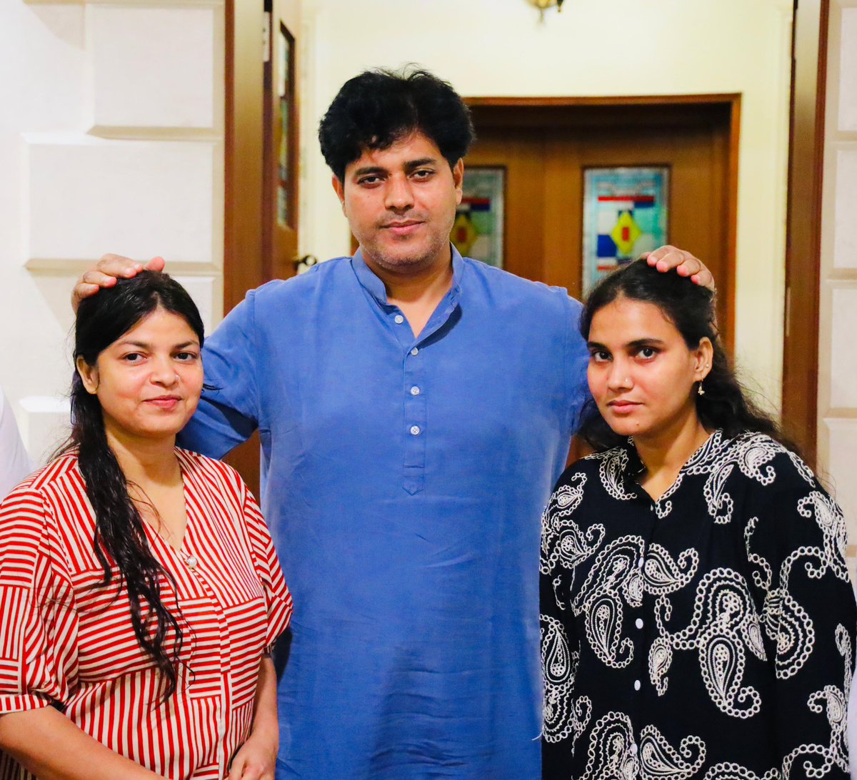INCMinority's tweet photo. दिल्ली पुलिस की बर्बरता की शिकार पत्रकार शाहीन ख़ान और नफ़ीसा ने आज राष्ट्रीय चेयरमैन,सांसद इमरान प्रतापगढ़ी जी से मुलाक़ात की।

इमरान प्रतापगढ़ी जी ने दोनों की बातों को गंभीरता से सुना और उन्हें हरसंभव सहयोग एवं न्याय की लड़ाई में साथ खड़े रहने का भरोसा दिलाया।

��्याय और इंसाफ़ की इस लड़ाई में हम उनके साथ मजबूती से खड़े हैं।
@ShayarImran @RahulGandhi
