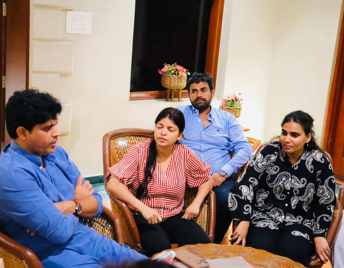 INCMinority's tweet photo. दिल्ली पुलिस की बर्बरता की शिकार पत्रकार शाहीन ख़ान और नफ़ीसा ने आज राष्ट्रीय चेयरमैन,सांसद इमरान प्रतापगढ़ी जी से मुलाक़ात की।

इमरान प्रतापगढ़ी जी ने दोनों की बातों को गंभीरता से सुना और उन्हें हरसंभव सहयोग एवं न्याय की लड़ाई में साथ खड़े रहने का भरोसा दिलाया।

��्याय और इंसाफ़ की इस लड़ाई में हम उनके साथ मजबूती से खड़े हैं।
@ShayarImran @RahulGandhi