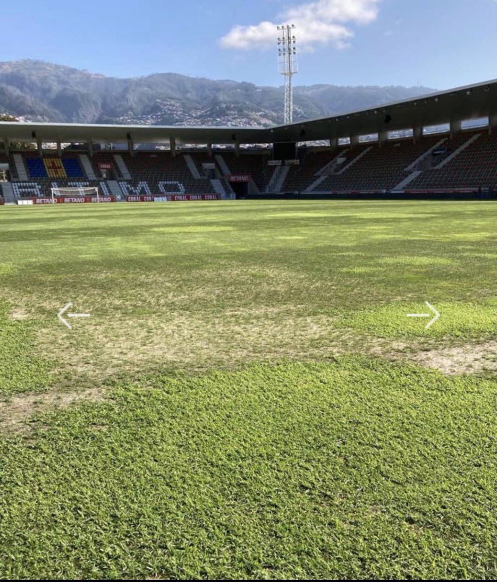 ligadafarsa's tweet photo. Este é o estado do "relvado" onde a Liga de Clubes autorizou que se realize, amanhã, o jogo entre o Marítimo e o Benfica. A liga com talento continua a dar um exemplo de mediocridade e falta de rigor no cumprimento dos regulamentos. É uma liga de vão de escada. https://t.co/2GPBTbTBZ8