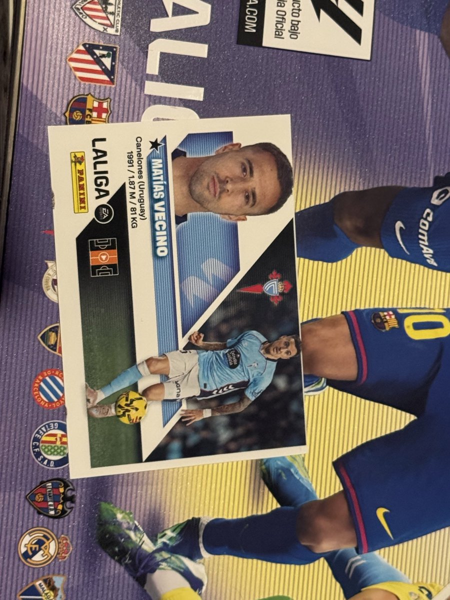 Edgar_0557's tweet photo. Creo que así no tienen que venir los cromos no? @panini_espana https://t.co/BgYAw7TefQ