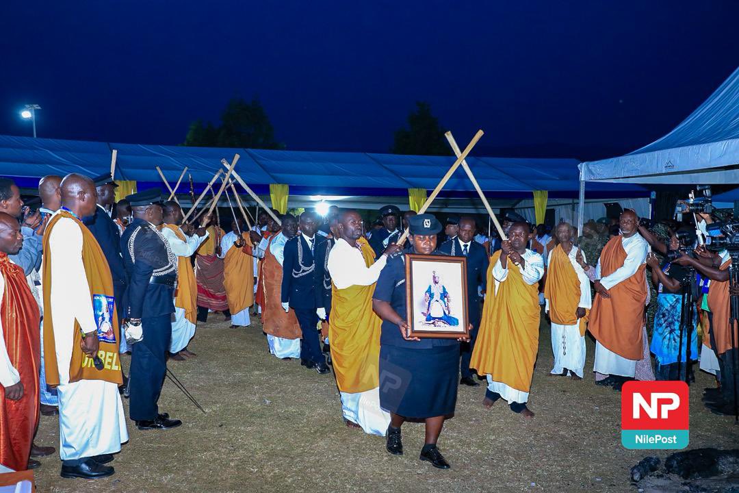 nilepostnews's tweet photo. Moments inside Karuzika Royal Palace following the arrival of the body of the late Omukama, Oyo Nyimba Kabamba Iguru Rukidi IV. 

📸: @francis_isano 

#NilePostNews #TooroMourns https://t.co/Vb2n7eFU3u
