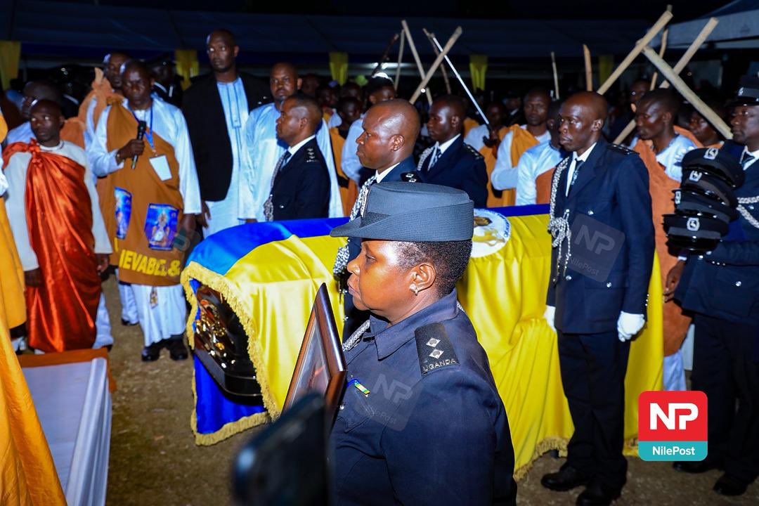nilepostnews's tweet photo. Moments inside Karuzika Royal Palace following the arrival of the body of the late Omukama, Oyo Nyimba Kabamba Iguru Rukidi IV. 

📸: @francis_isano 

#NilePostNews #TooroMourns https://t.co/Vb2n7eFU3u