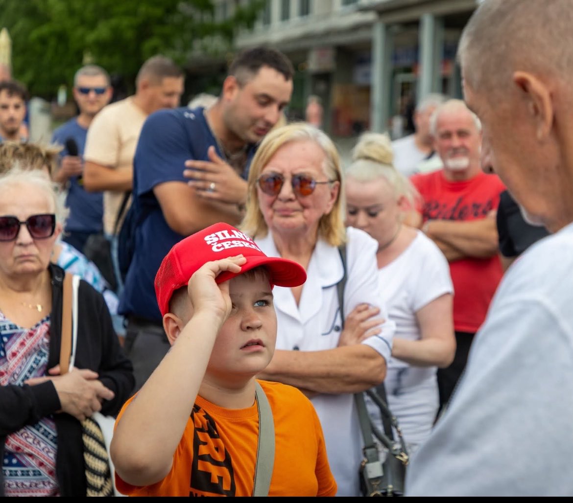 ondraprochazka's tweet photo. Tyhle zaburalý xichty věčně nasraných lidí co nemají na práci nic jiného než vyrazit za estébáckým megazlodějem. Jsme komunismem prokletí... https://t.co/NyMOpcocN4