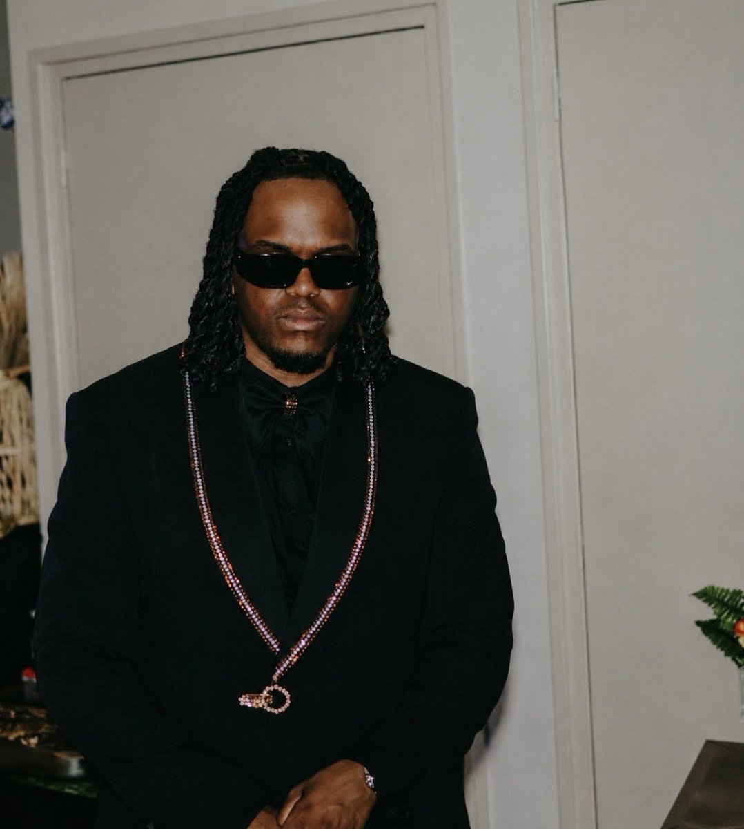 jenyconnaisrien's tweet photo. Ce mec est le p diddy français 
#kinda #muriel #kindasama https://t.co/8SW0M0HKtx