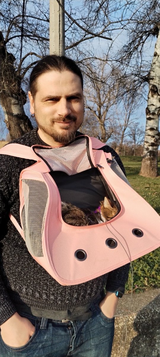 funkydemiurge's tweet photo. Hitno! Moj prijatelj Zoran Ranđelović je nestao danas u prepodnevnim časovima, sa suicidalnom namerom. U ovoj objavi ću postaviti njegove fotografije. Najlepše molim sve koje naiđu na ovu objavu da pogledaju fotografije i da mi se jave ukoliko su ga igde videli danas. Hvala! https://t.co/o81v9xhQPr