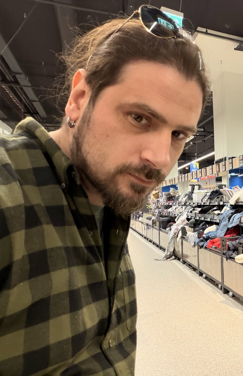 funkydemiurge's tweet photo. Hitno! Moj prijatelj Zoran Ranđelović je nestao danas u prepodnevnim časovima, sa suicidalnom namerom. U ovoj objavi ću postaviti njegove fotografije. Najlepše molim sve koje naiđu na ovu objavu da pogledaju fotografije i da mi se jave ukoliko su ga igde videli danas. Hvala! https://t.co/o81v9xhQPr