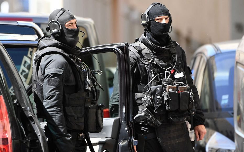 BastionMediaFR's tweet photo. ‼️🇫🇷 𝗔𝗟𝗘𝗥𝗧𝗘 𝗜𝗡𝗙𝗢 — Un ATTENTAT TERRORISTE ISLAMISTE a été déjoué en France. Trois hommes âgés de 18 à 26 ans sont soupçonnés d’avoir préparé une action violente visant la communauté juive.

Les trois suspects, membres d’un groupe WhatsApp intitulé « les soldats d’Allah », ont été interpellés par la DGSI en Essonne et en Indre-et-Loire. Ils envisageaient également un départ vers l’État islamique en Afrique.

L’un d’eux, âgé de 20 ans, était en contact avec Jessica Bowie, une djihadiste américaine de 35 ans soupçonnée d’avoir préparé un attentat contre le Capitole. Elle avait été interpellée par le FBI en août.

Le parquet national antiterroriste a requis la mise en examen et le placement en détention provisoire des trois hommes.

(Source : RTL)