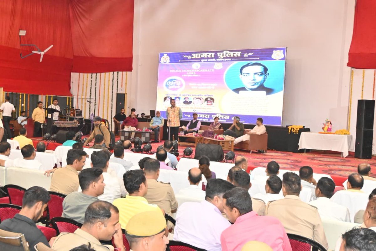 agrapolice's tweet photo. 🎤 भक्ति की शक्ति और पहाड़ सा हौसलाः- काव्य की रसधारा संग श्रीकृष्ण जन्मोत्सव।

पुलिस लाइन्स, आगरा में आयोजित श्री कृष्ण जन्मोत्सव कार्यक्रम के अवसर पर भव्य कवि सम्मेलन का आयोजन किया गया, जिसमें प्रतिष्ठित कविगणों ने अपनी शानदार काव्य प्रस्तुतियों से समां बांध दिया।

कवियों की ओजपूर्ण, हास्य-व्यंग्य से भरपूर एवं भावनात्मक रचनाओं ने श्रोताओं को मंत्रमुग्ध कर दिया। काव्य की विविध विधाओं और सशक्त प्रस्तुतियों से कार्यक्रम स्थल पर कभी हास्य की फुहारें बिखरीं तो कभी देशभक्ति एवं भावनाओं से ओत-प्रोत माहौल देखने को मिला।

कवियों की प्रत्येक प्रस्तुति पर तालियों की गड़गड़ाहट और उत्साहपूर्ण प्रतिक्रियाओं से पूरा परिसर गूंज उठा।

#UPPolice 
#shrikrishnajanmashtami