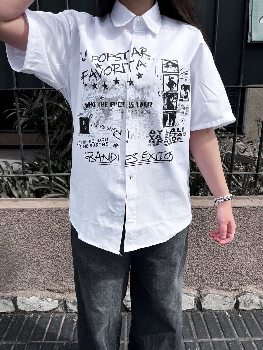 Postersinconcer's tweet photo. Segundo round de camisas 🤟🏽🖤

hoy abrimos la preventa 22:00hs, agéndate este horario x que las primeras 5 van con regalo sorpresa 🫵🏽

Disponible en blanco o negro y en 6 talles 

Retira son cargo el 26/9 por @Lacasadelpopp 
📍QUETREN, av olazabal 1784 de 13:00 a 18:00 hs https://t.co/6Ok38OWDas