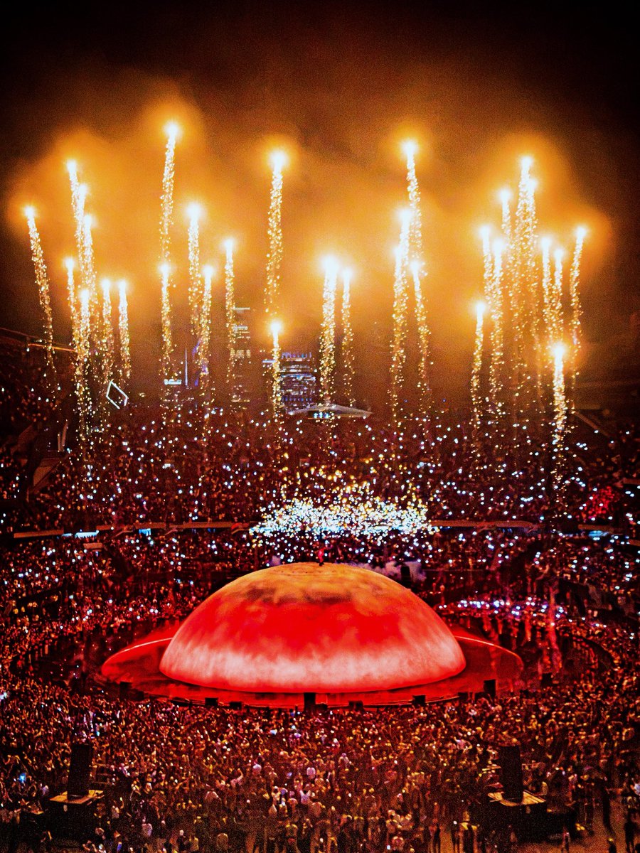 kanyestreams1's tweet photo. It is expected to be announced that Ye has broken Soldier Field attendance record for a concert, previously held by Ed Sheeran with 73,000.

📸@JoshuaMellin https://t.co/jGKRsBbuLE