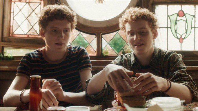 acervodopotter's tweet photo. Vejo as pessoas reclamando dos gêmeos Weasley por não serem “gêmeos o suficiente” chega a ser cômico. Fico imaginando se soubesse que os gêmeos dos filmes nem são irmãos, se conheceram nas frações do filme. https://t.co/lmC5rrPfa5
