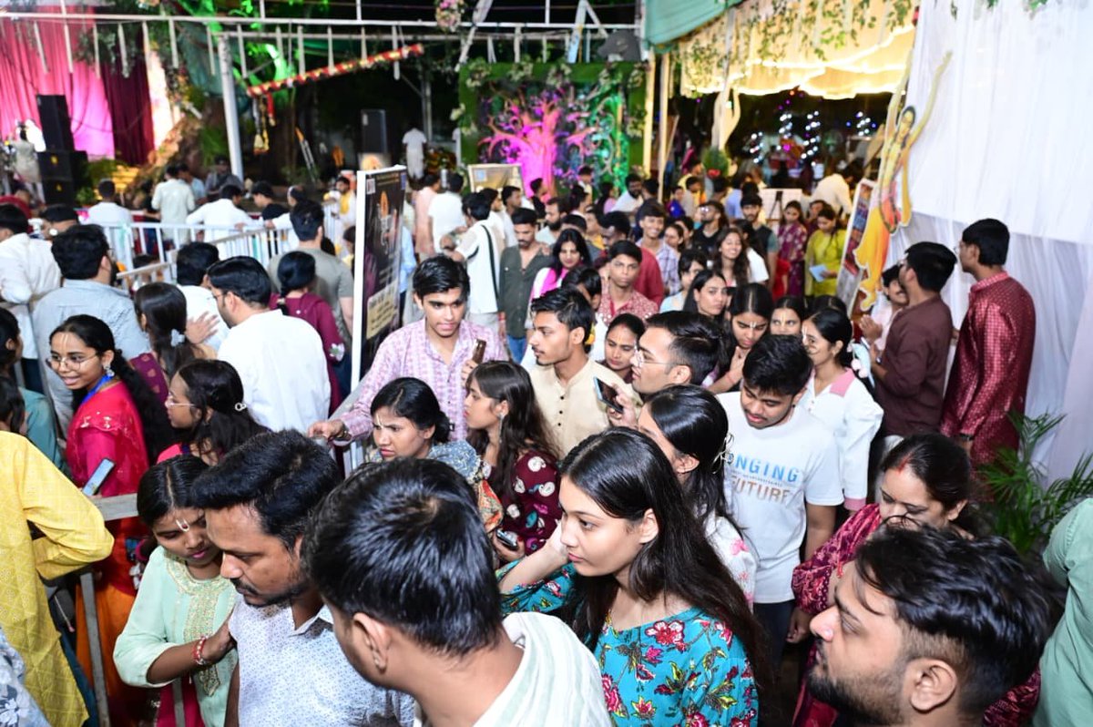 Rikesh_SenBJP's tweet photo. आज अक्षय पात्र कैंपस, भिलाई में आयोजित श्रीकृष्ण जन्मोत्सव में सम्मिलित होकर भगवान श्रीकृष्ण की विधिवत पूजा-अर्चना कर आशीर्वाद प्राप्त किया।
इस अवसर पर समस्त प्रदेशवासियों के सुख, समृद्धि, शांति एवं खुशहाली की मंगलकामना की।
#RikeshSen
#VaishaliNagarVidhanSabha
#NationWithModi
#NewIndiaWithModi
#BJP