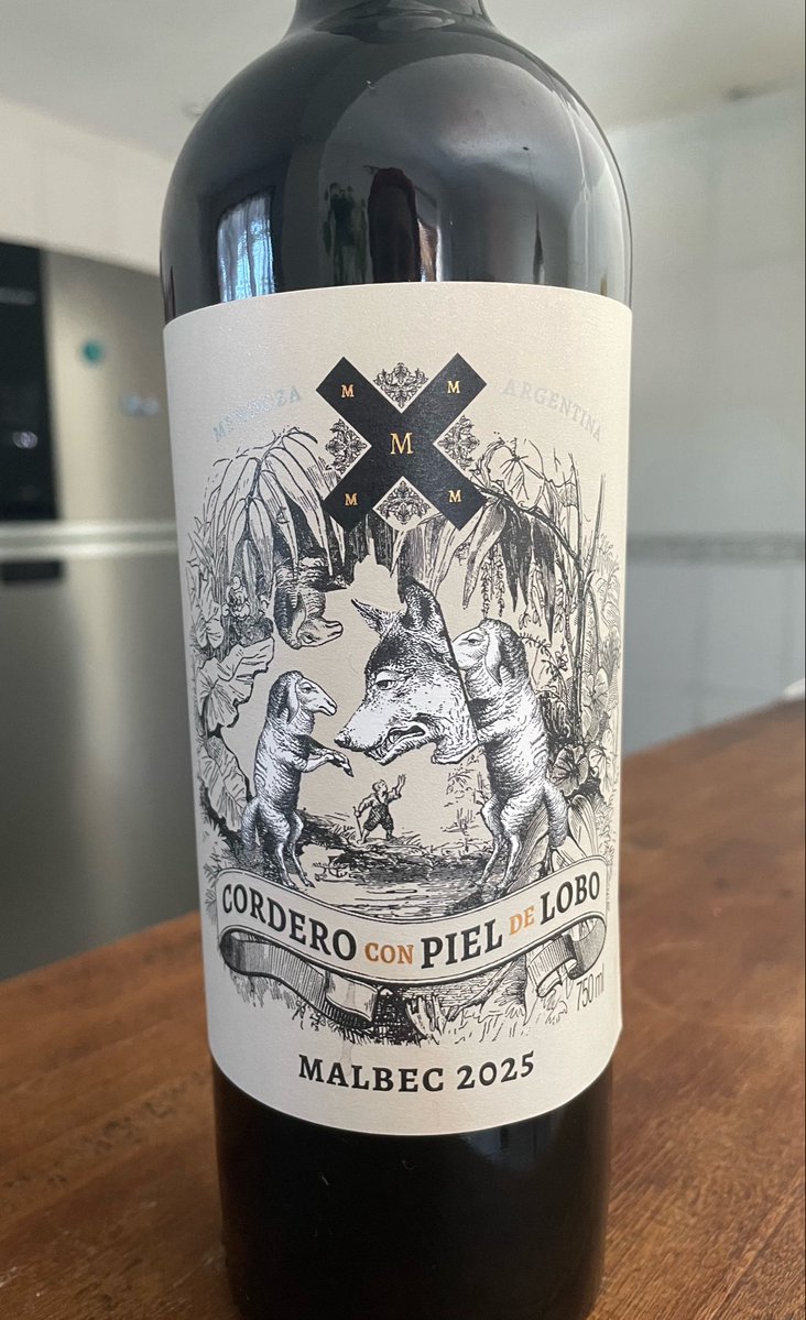 bianca_srb's tweet photo. o vinho que comprei sendo exatamente o meme socorro https://t.co/fuiYPmurhR