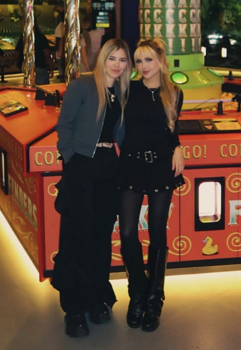 swftklore's tweet photo. ella juró q sus outfits eran feos ??? DÓNDE???? SI SON HERMOSOS https://t.co/oxXDG9RKRy