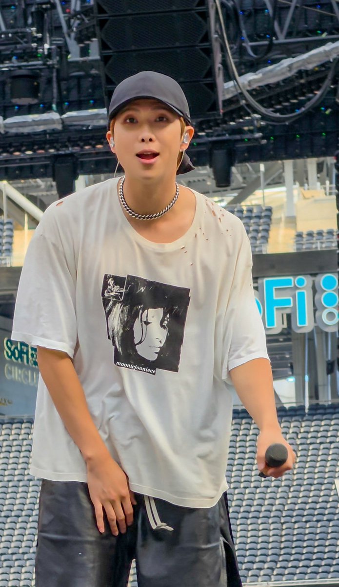 MoonieJoonieee's tweet photo. 260902 #RM 📸 
How am I supposed to move on
#namjoon #알엠 #BTS_WORLDTOUR_ARİRANG_LA https://t.co/2OCbtFYjeY
