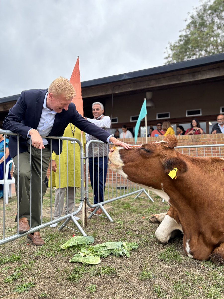 OliverDowden's tweet photo. Great to return to Bhaktivedanta Manor to celebrate Janmashtami with the community.

Thank you to the 1,700 volunteers who make these celebrations possible.

With 55,000 visitors expected, it’s a fantastic example of faith, culture and community in Hertsmere.

Happy Janmashtami! https://t.co/aHwtJ0jzE7