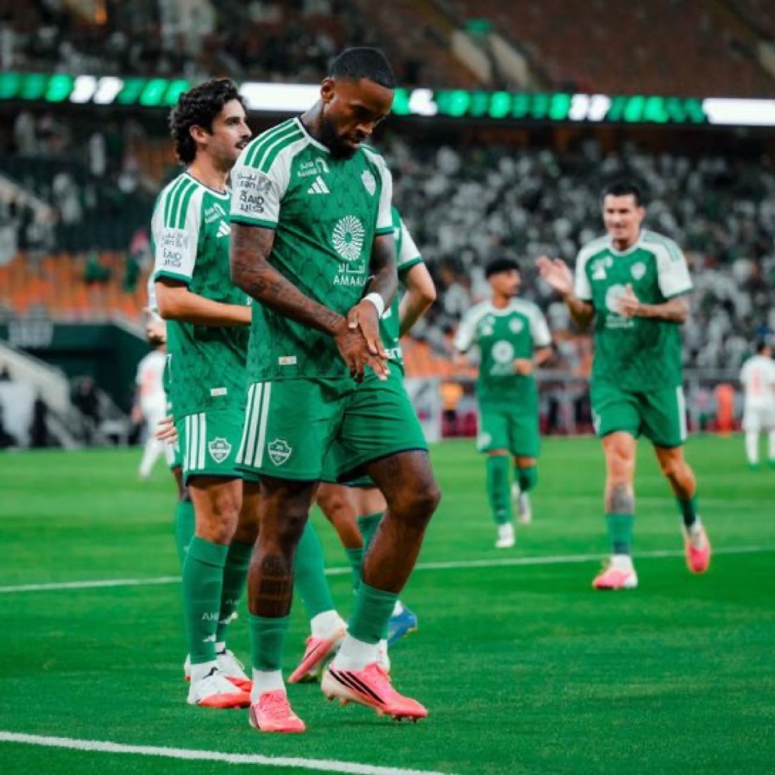 1SMi_'s tweet photo. 🚨🚨🚨🚨 تــــاريـخــي وللـتاريـــخ 🚨🚨🚨🚨

هدافين النادي الاهلي في جميع المسابقات تاريخيًا :

195 هدف — 🇸🇾 عمر السومة

83 هدف — 🇸🇦 طلال المشعل

80 هدف — 🇧🇷 فيكتور سيموس

78 هدف — 🇸🇦 أمين دابو

77 ه��ف — 🏴󠁧󠁢󠁥󠁮󠁧󠁿 ايفان توني https://t.co/CjH5HqCE4u