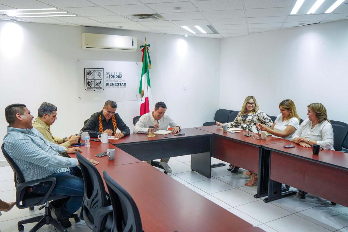 FernandoRVM's tweet photo. Cuando hacemos equipo, las necesidades de los municipios encuentran más caminos para convertirse en soluciones. 🤝

Coincidimos con presidentas y presidentes municipales del Partido del Trabajo para dar seguimiento a proyectos prioritarios y fortalecer la coordinación en beneficio de sus comunidades.

Agradezco a @ramon_flores_, comisionado nacional del PT en Sonora, por sumar esfuerzos en este encuentro.

Con el gobernador @AlfonsoDurazo, seguimos construyendo acuerdos para que los resultados lleguen a donde realmente se necesitan. 🫂